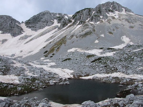 Immagine insolita: Monte Meta con il lago